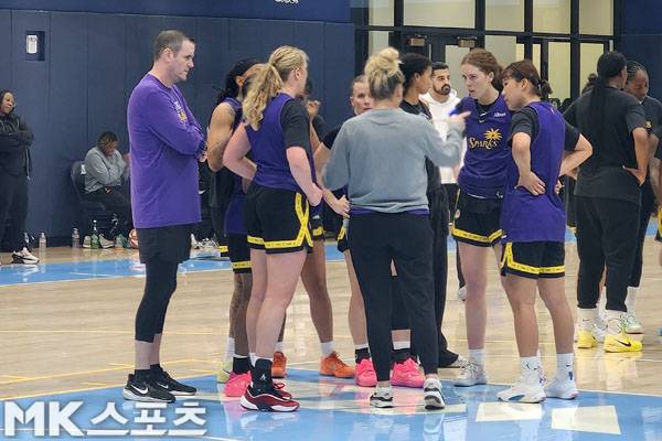 박지현이 훈련 도중 린 로버츠 감독의 설명을 듣고 있다. 사진(美 샌디에이고)= 김재호 특파원