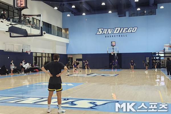 박지현이 훈련 도중 휴식을 취하며 코트를 바라보고 있다. 사진(美 샌디에이고)= 김재호 특파원