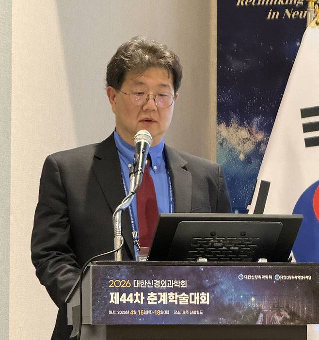 김승범 나누리병원장이 대한신경외과학회 제44차 춘계학술대회에서 고령 척추질환에 대한 연구결과를 발표했다./사진제공=나누리병원