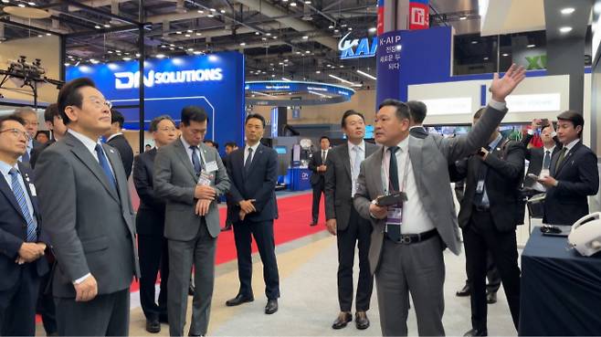 2025년 10월 서울 국제 우주항공 및 방위산업 전시회(ADEX)에서 인텔리빅스의 AI 카메라 기술에 대해 설명을 듣는 이재명 대통령. 오른쪽에 손을 든 사람이 이 회사의 최은수 대표./사진=인텔리빅스