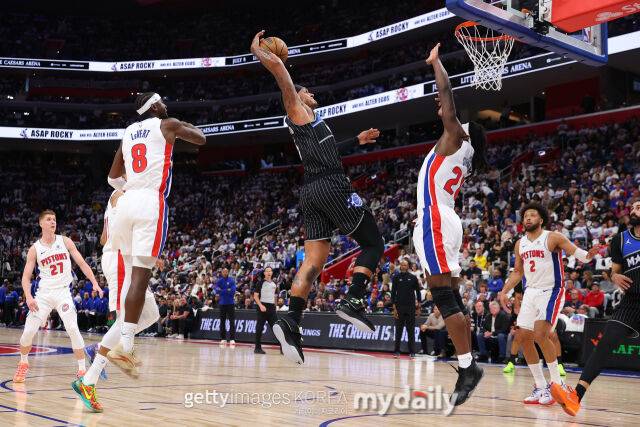 덩크하는 반케로(왼쪽에서 세 번째 검정색 유니폼). /게티이미지코리아