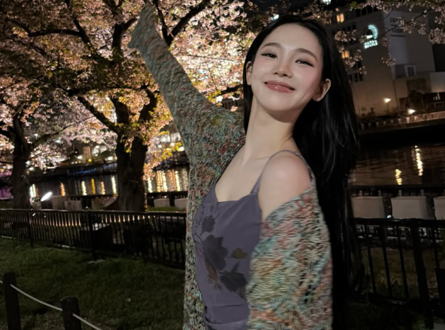 최근 자신의 SNS를 통해 공개한 밤 벚꽃 나들이 사진 속 카리나는 압도적인 미모와 감각적인 패션으로 팬들의 마음을 단숨에 사로잡았다./카리나 소셜미디어