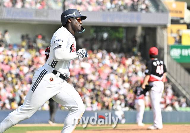 19일 오후 서울 잠실야구장에서 진행된 '2026 프로야구 KBO리그' 두산베어스와 KIA타이거즈의 경기. 두산 카메론이 6회말 솔로홈런을 터뜨린 뒤 베이스를 돌고 있다./마이데일리