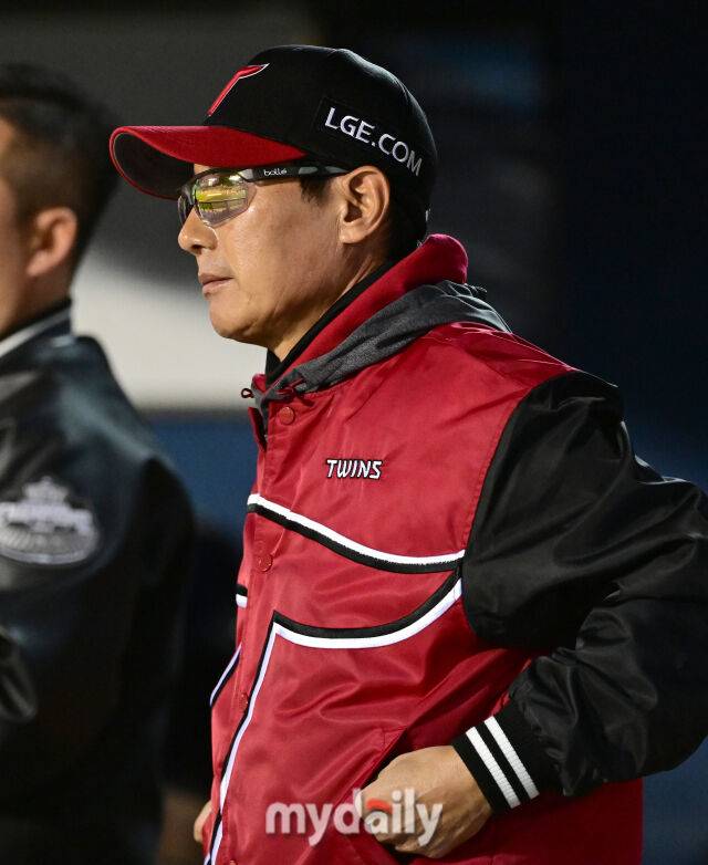 2026년 4월 1일 오후 서울 잠실구장에서 '2026 신한 SOL KBO리그' KIA 타이거즈와 LG 트윈스의 경기. LG 염경엽 감독이 지켜보고 있다./마이데일리