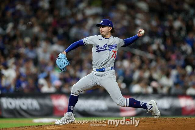 저스틴 로블레스키가 21일 미국 쿠어스필드에서 열린 콜로라도 로키스와의 경기에서 공을 던지고 있다. /게티이미지코리아