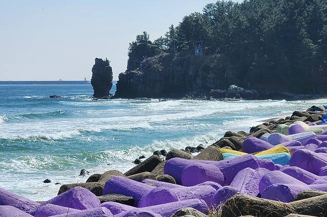하평 남쪽 한섬 빠삐용 바위. 동명 영화를 촬영한 태국 바위와 닮았다.