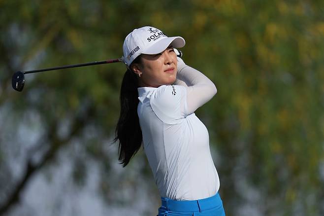 [챈들러=AP/뉴시스] 윤이나가 29일(현지 시간) 미 애리조나주 챈들러 윌윈드 골프클럽에서 열린 미국여자프로골프(LPGA) 투어 포드 챔피언십 최종 라운드 14번 홀에서 티샷하고 있다. 윤이나는 최종 합계 18언더파 270타 공동 6위로 대회를 마쳤다. 2026.03.30.