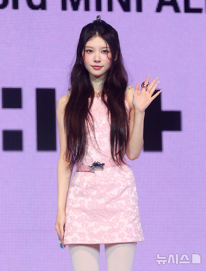 [서울=뉴시스] 김혜진 기자 = 그룹 아일릿(ILLIT) 모카가 16일 오후 서울 광진구 광장동 예스24라이브홀에서 열린 세 번째 미니앨범 '밤(bomb)' 발매 기념 쇼케이스에서 포즈를 취하고 있다. 2025.06.16. jini@newsis.com