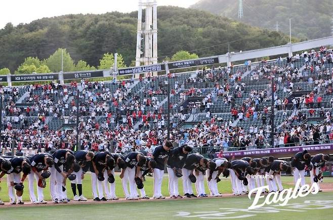 [서울=뉴시스] 프로야구 한화 이글스 선수단이 19일 부산 사직구장에서 열린 2026 신한 쏠 KBO리그 롯데 자이언츠와의 경기에서 승리한 뒤 관중들에게 인사를 하고 있다. (사진=한화 이글스 제공) 2026.04.19. *재판매 및 DB 금지