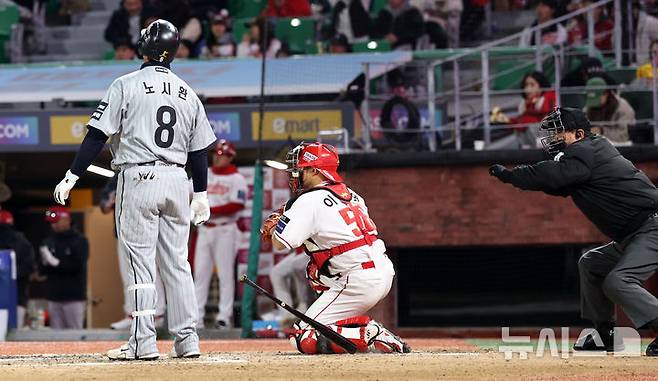 [인천=뉴시스] 최진석 기자 = 7일 인천 랜더스필드에서 열린 2026 KBO리그 한화 이글스와 SSG 랜더스의 경기, 7회초 무사 주자없는 상황 한화 노시환이 삼진아웃을 당하고 있다. 2026.04.07. myjs@newsis.com