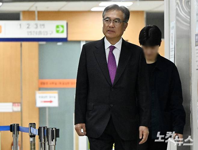 정진석 전 대통령 비서실장이 17일 오전 서울 서초구 서울중앙지방법원에서 열린 헌법재판관 미임명 혐의 관련 공판에 출석하고 있다. 류영주 기자