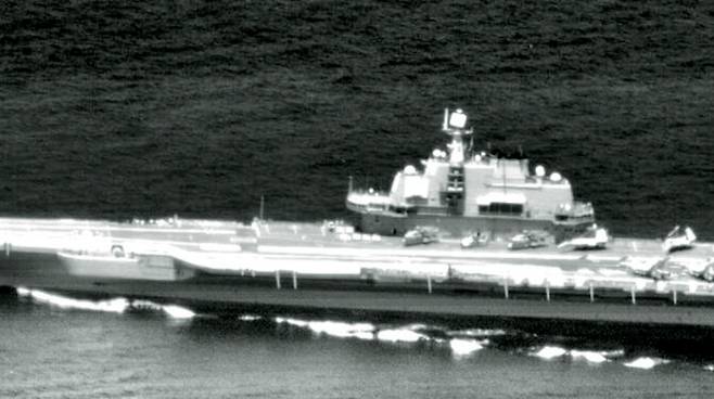 대만해협을 통과하는 중국 항공모함. 대만 국방부 제공