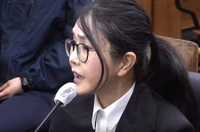 김건희 여사가 13일 서울 서초구 서울중앙지법 형사합의33부(이진관 부장판사) 심리로 열린 박성재 전 법무부 장관의 내란 중요임무 종사 혐의 사건의 속행 공판에 증인으로 출석해 증언하고 있다. 서울중앙지법 제공