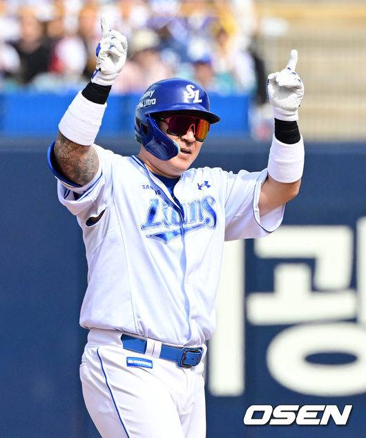 [OSEN=대구, 지형준 기자] 18일 대구삼성라이온즈파크에서 2026 신한 SOL KBO리그 삼성 라이온즈와 LG 트윈스의 경기가 열렸다.7연승에 도전하는 삼성은 잭 오러클린, LG는 임찬규가 선발로 나섰다.4회말 무사 1루에서 삼성 최형우가 죄익수 왼쪽 2루타를 날리며 기뻐하고 있다. 2026.04.18&nbsp;/ jpnews@osen.co.kr