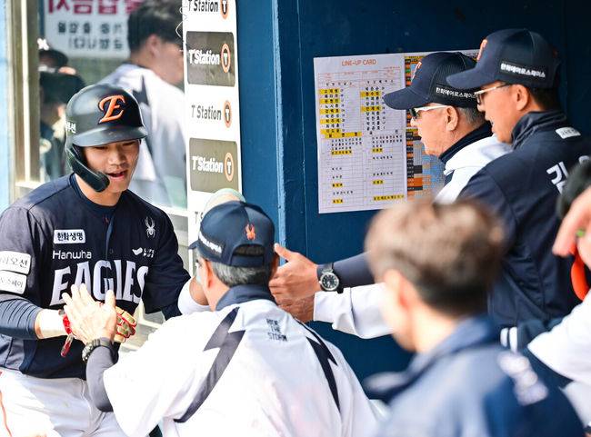 [OSEN=잠실, 박준형 기자] 4일 오후 서울 잠실구장에서 ‘2026 신한은행 SOL Bank KBO리그’ 두산 베어스와 한화 이글스의 경기가 진행됐다.이날 두산은 곽빈을, 한화는 왕옌청이 선발투수로 내세웠다.  1회초 무사 2,3루 한화 문현빈의 선취 2타점 적시타때 김경문 감독이 3루 주자 오재원과 하이파이브하고 있다     2026.04.04 / soul1014@osen.co.kr