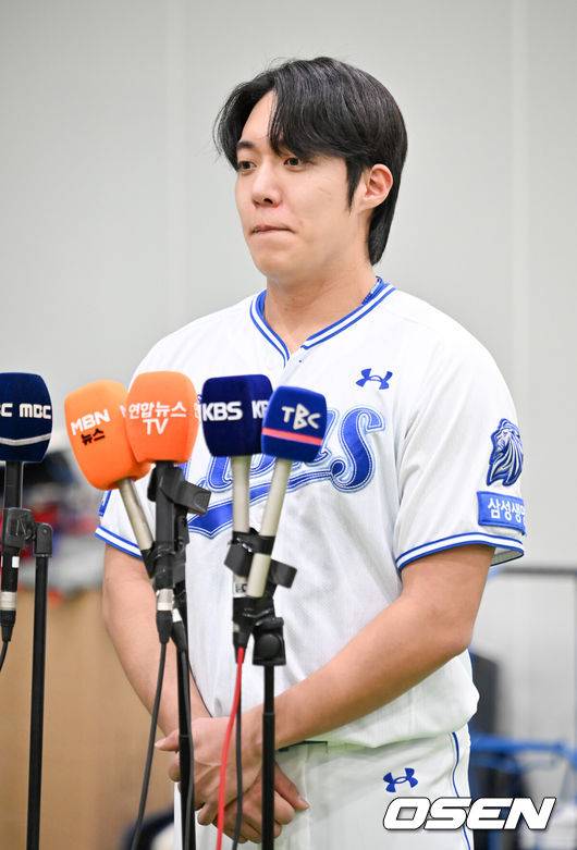 [OSEN=대구, 민경훈 기자] 21일 오후 대구삼성라이온즈파크 ‘2026 신한 SOL Bank KBO리그' 삼성 라이온즈와 SSG 랜더스와 경기가 열릴 예정인 가운데 경기 전 그라운드 훈련이 진행됐다.이날 삼성은 최원태를, SSG는 베니지아노를 선발투수로 내세운다.경기 전 삼성 원태인이 지난 19일&nbsp;LG전 태도 논란과 관련해 기자단에 입장을 밝히고 있다. 2026.04.21 / rumi@osen.co.kr