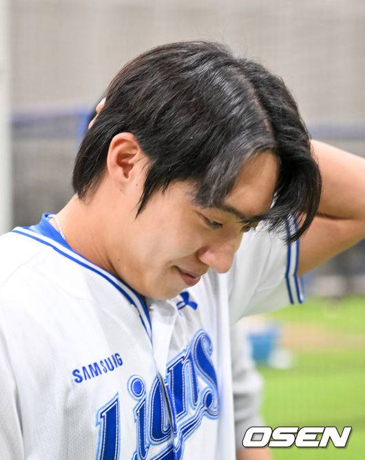 [OSEN=대구, 민경훈 기자] 21일 오후 대구삼성라이온즈파크 ‘2026 신한 SOL Bank KBO리그' 삼성 라이온즈와 SSG 랜더스와 경기가 열릴 예정인 가운데 경기 전 그라운드 훈련이 진행됐다..이날 삼성은 최원태를, SSG는 베니지아노를 선발투수로 내세운다.경기 전 삼성 원태인이 지난 19일&nbsp;LG전 태도 논란과 관련해 기자단에 입장을 밝히고 있다. 2026.04.21 / rumi@osen.co.kr