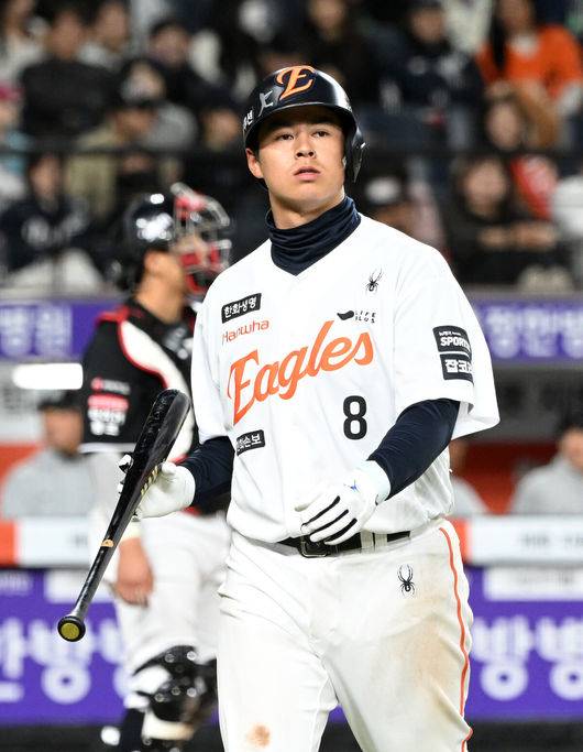 [OSEN=대전, 이대선 기자] 31일 대전 한화생명볼파크에서 2026 신한 SOL KBO리그 한화 이글스와 KT 위즈의 경기가 열렸다.이날 한화는 오웬 화이트, KT는 케일럽 보쉴리를 선발로 내세웠다.9회초 무사에서 한화 노시환이 삼진으로 물러나고 있다. 2026.03.31 /sunday@osen.co.kr