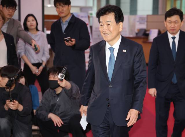 ▲정동영 통일부 장관이 20일 오후 외부 일정을 마친 뒤 서울 광화문 정부서울청사에 도착, 미국과 정보공유가 일부 제한된 것과 관련 입장을 밝힌 뒤 집무실로 향하고 있다. ⓒ연합뉴스