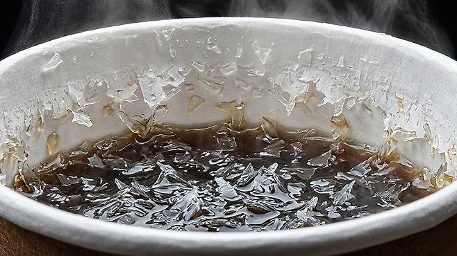 눈으로 확인할 수 없는 나노 입자들이 액체 전체에 퍼져 있는 모습을 확대했다. 셔터스톡