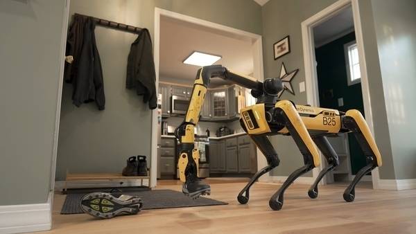 보스턴다이나믹스는 15일 구글의 AI ‘제미나이’가 적용된  4족 보행 로봇 스팟(Spot)의 영상을 공개했다. 현대자동차 노조는 AI와 로봇을 공정에 도입하려면 수입을 보장해야 한다고 주장한다. 현대자동차 제공