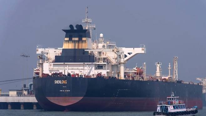 사우디아라비아에서 원유를 싣고 호르무즈 해협을 통과한 라이베리아 선적 유조선 선롱 수에즈막스호가 3월 12일 인도 뭄바이 항에 정박해 있는 모습. AP 연합뉴스