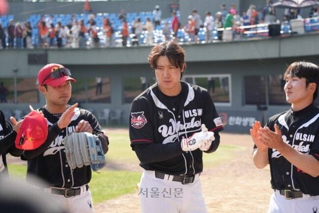 울산 웨일즈 김동엽(가운데)이 지난 20일 충남 서산구장에서 동료들과 각오를 다지고 있다. 울산 웨일즈 제공