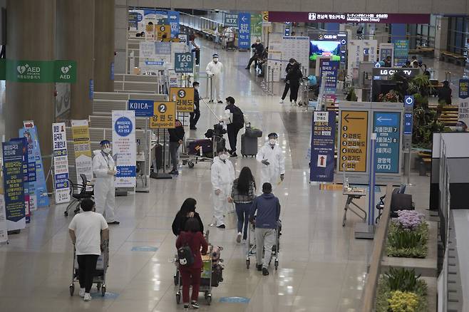 인천공항에서는 이슬람 성지순례 방문자를 대상으로 검역을 강화한다. 사진은 2021년 코로나19 유행 당시 인천공항의 검역 모습 &copy;시사저널 이종현