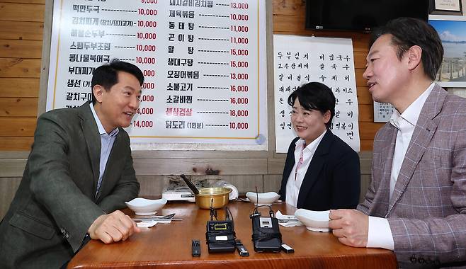 국민의힘 서울시장 후보인 오세훈 서울시장이 19일 서울 종로구 한 식당에서 서울시장 경선을 펼친 윤희숙 전 의원, 박수민 의원과 오찬을 하고 있다. ⓒ연합뉴스