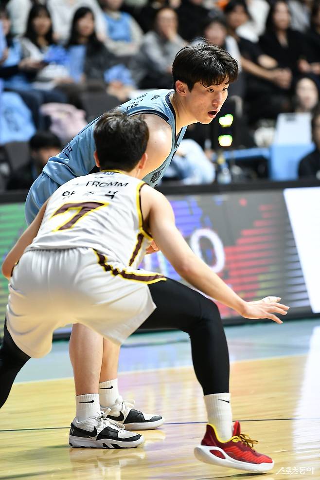 2023~2024시즌 정규리그 경기 도중 소노 이정현(뒤)을 수비하는  LG 양준석. 사진제공｜ KBL