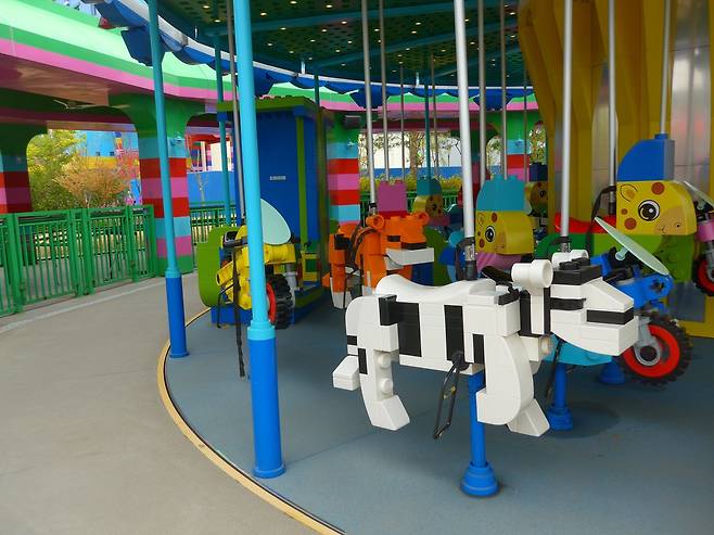 레고랜드는 말 그대로 모든 것이 레고로 만들어진 세상이다. 회전목마조차 레고다.