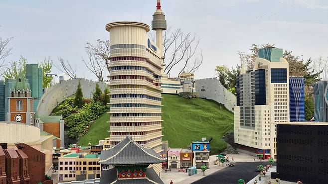 국내외 랜드마크 건축물을 미니어처로 만들어 놓은 미니랜드. 동아미디어센터 뒤로 N서울타워가 보인다.