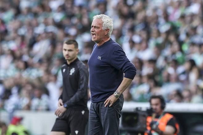조제 모리뉴 벤피카 감독이 20일 스포르팅전에서 선수들을 독려하고 있다. EPA연합뉴스