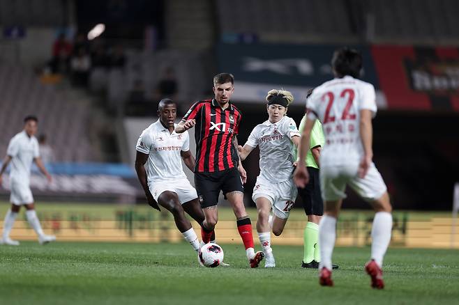 부천FC 카즈(오른쪽에서 두 번째)가 21일 FC서울과 원정 경기에서 서울 바베츠의 공을 빼앗으려 하고 있다. 프로축구연맹 제공