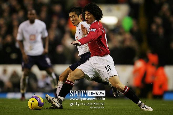 ▲ 울버햄프턴 강등은 단순히 한 팀의 전락 이슈로 끝나지 않는다.&nbsp;한국 축구의 EPL 계보가 끊길 가능성이 현실이 됐기 때문이다.&nbsp;2005년 박지성(사진 오른쪽)이 맨체스터 유나이티드에서 역사를 연 이후 EPL 전장엔 늘 한국인 선수가 존재해왔다. 박지성에 이어 이영표(사진 왼쪽), 설기현, 이청용, 기성용 등이 잉글랜드 피치를 누볐고 손흥민, 황희찬이 배턴을 물려받았다.&nbsp;