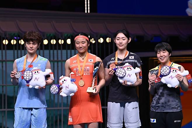 ▲ 아시아 정상에 오르며 메이저 대회 그랜드슬램의 대업을 달성한 세계 배드민턴 여자 단식의 '절대 강자' 안세영이 태극마크를 달고 단체전 우승에 도전한다. 아시아선수권 동메달리스트 심유진(왼쪽에서 세번째)과 호흡이 기대된다. ⓒ 연합뉴스/AFP