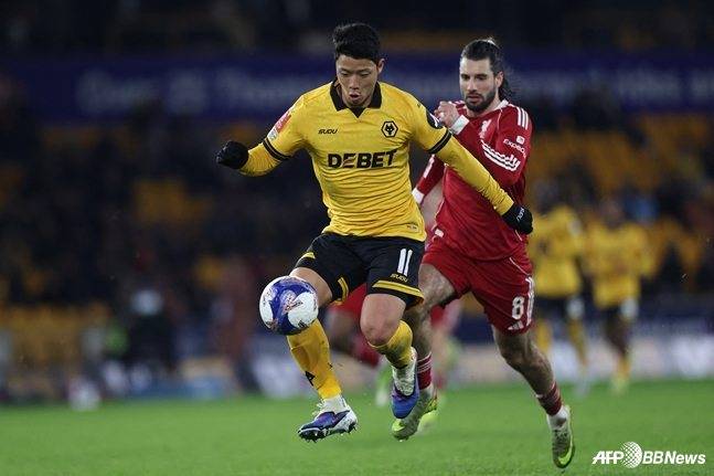 잉글랜드축구협회(FA)컵 리버풀전에 출전한 황희찬(왼쪽). /AFPBBNews=뉴스1