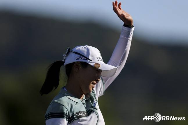 임진희가 20일 미국 캘리포니아주 로스앤젤레스의 엘 카바레로 컨트리클럽(파72)에서 열린 미국여자프로골프(LPGA)투어 LA 챔피언십(총상금 475만 달러)에서 최종 4라운드에서 16번 홀 이글퍼트를 성공시키고 손을 들어 갤러리의 환호에 화답하고 있다. /AFPBBNews=뉴스1