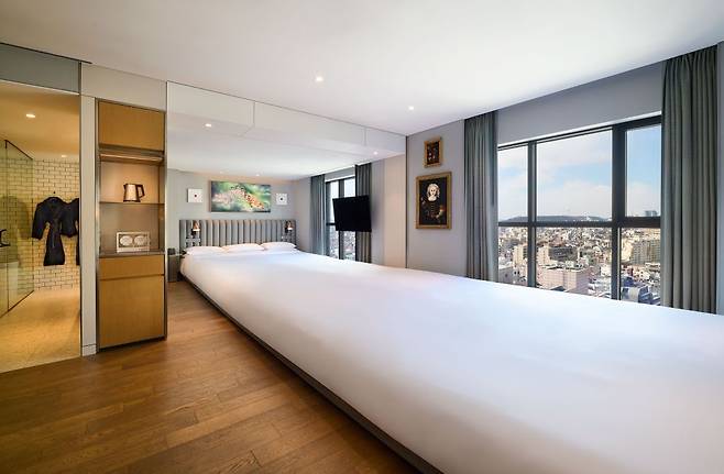 큐레이터 스위트룸에는 8.8m 길이의 초대형 침대가 설치되어 있다&nbsp;©라이즈 호텔