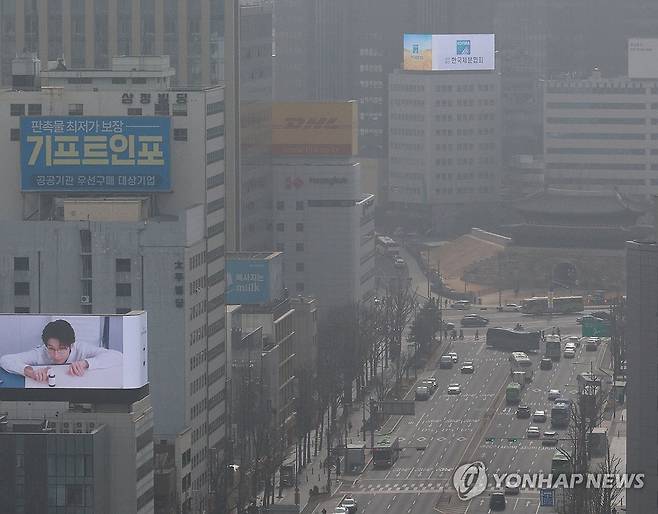 서울·인천·경기 미세먼지 주의보…내일까지 황사 영향 (서울=연합뉴스) 한종찬 기자 = 황사가 유입되며, 서울과 인천, 경기 등 수도권에 미세먼지 주의보가 내려진 지난 2월 22일 서울 남대문 일대가 뿌옇다. 2026.2.22 saba@yna.co.kr