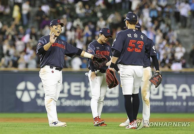 롯데 2-0 승리 (서울=연합뉴스) 김성민 기자 = 15일 서울 잠실야구장에서 열린 2026 KBO 프로야구 롯데 자이언츠와 LG 트윈스의 경기. 2-0으로 승리한 롯데 선수들이 기뻐하고 있다. 2026.4.15 ksm7976@yna.co.kr