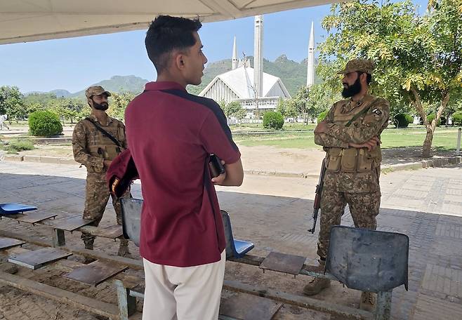 파이살 모스크 지키는 파키스탄 군인들 (이슬라마바드=연합뉴스) 손현규 특파원 = 미국과 이란이 2차 종전 회담을 앞둔 가운데 지난 20일(현지시간) 오후 파키스탄 수도 이슬라마바드에 있는 최대 규모 이슬람 사원인 '파이살 모스크' 입구에서 현지 군인들이 통제하고 있다. 2026.4.21