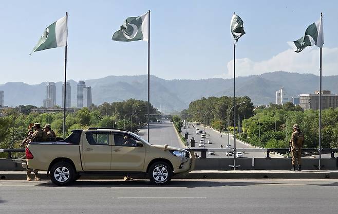 군인 배치된 이슬라마바드 도로 (이슬라마바드=연합뉴스) 손현규 특파원 = 미국과 이란이 2차 종전 회담을 앞둔 가운데 지난 20일(현지시간) 오후 파키스탄 수도 이슬라마바드 주요 도로에 소총을 든 군인이 배치돼 있다. 2026.4.21