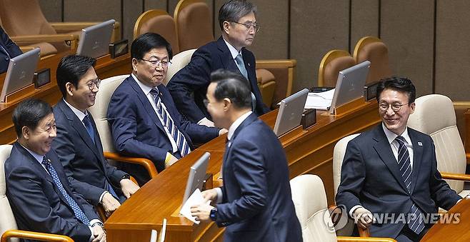 박홍근 기획처 장관의 '전쟁 추경' 명쾌한 정부 동의에 미소짓는 김민석 총리 (서울=연합뉴스) 황광모 기자 = 김민석 국무총리가 10일 국회에서 열린 본회의에 '전쟁 추경안'에 대한 박홍근 기획예산처 장관의 명쾌한 정부 동의를 지켜본 뒤 박 장관을 바라보며 미소짓고 있다. 2026.4.10 hkmpooh@yna.co.kr