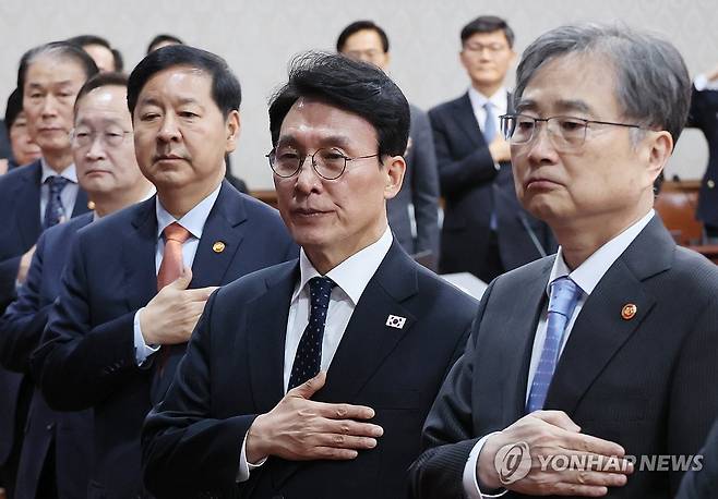 김민석 국무총리, 임시국무회의 국민의례 (서울=연합뉴스) 이정훈 기자 = 김민석 국무총리와 국무위원들이 11일 서울 종로구 정부서울청사에서 열린 임시국무회의에서 국기에 경례하고 있다. 2026.4.11 uwg806@yna.co.kr