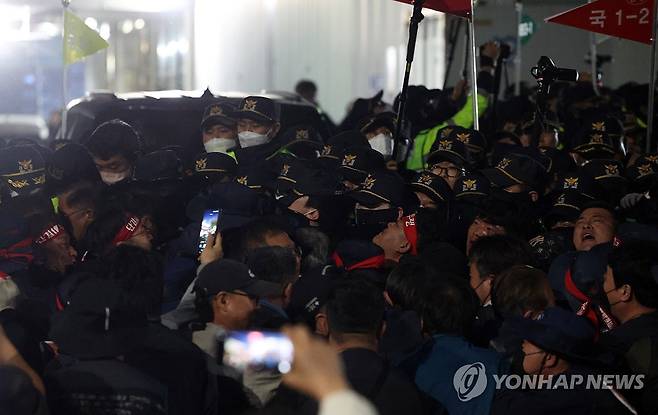 야간 대치 (진주=연합뉴스) 김동민 기자 = 20일 오후 경남 진주시 정촌면 BGF로지스 진주센터에서 화물연대 관계자가 센터 입구로 진입하려는 과정에서 경찰과 대치하고 있다. 
    이날 센터 입구에서 집회 중 2.5t 화물차가 집회 참가자와 부딪치는 사고가 발생해 1명이 숨지고, 2명(중상·경상 각 1명)이 다쳤다. 2026.4.20 image@yna.co.kr