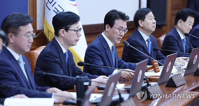 개회 선언하는 김민석 국무총리 (서울=연합뉴스) 안정원 기자 = 김민석 국무총리가 21일 서울 종로구 정부서울청사에서 열린 국무회의 겸 비상경제본부회의에서 개회 선언을 하고 있다. 2026.4.21 jeong@yna.co.kr