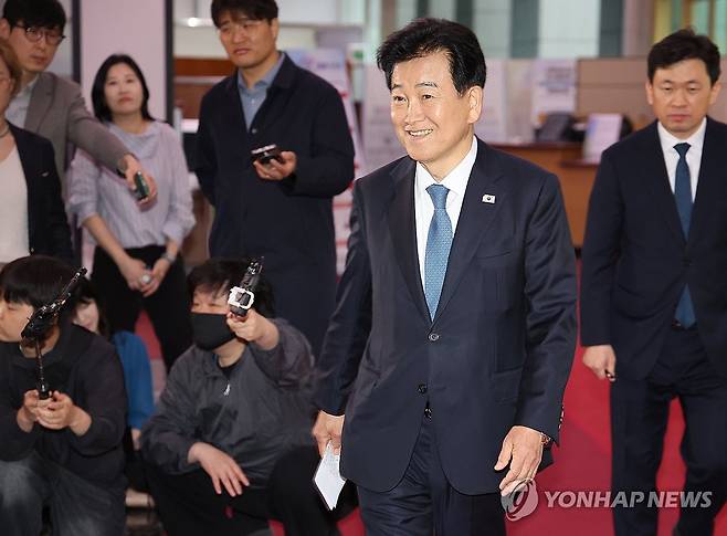 집무실로 향하는 정동영 통일부 장관 (서울=연합뉴스) 안정원 기자 = 정동영 통일부 장관이 20일 오후 외부 일정을 마친 뒤 서울 광화문 정부서울청사에 도착, 미국과 정보공유가 일부 제한된 것과 관련 입장을 밝힌 뒤 집무실로 향하고 있다. 2026.4.20 jeong@yna.co.kr