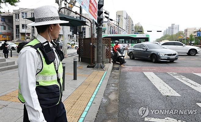 우회전 통행방법 위반 집중단속하는 경찰 (서울=연합뉴스) 김인철 기자 = 20일 서울 강남구의 한 도로에서 경찰이 우회전 통행 방법 위반에 대한 집중 단속을 하고 있다.
    이번 단속은 2023년부터 도입된 우회전 일시정지 제도를 현장에 안착시켜 우회전 사고에 취약한 보행자의 안전을 확보하기 위해 실시된다. 2026.4.20 yatoya@yna.co.kr
