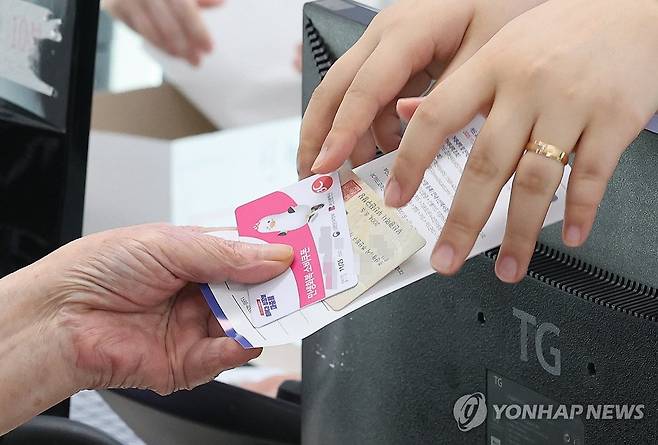 민생회복 소비쿠폰 2차 신청 첫날 (부산=연합뉴스) 강선배 기자 = 민생회복 소비쿠폰 2차 신청 첫날인 22일 부산 부산진구 가야2동 주민센터에서 어르신들이 지원금을 받고 있다. 지급 대상은 가구 합산 소득 상위 10%를 제외한 전 국민으로 부산에서는 시민 295만 500명이 대상이다. 2025.9.22 sbkang@yna.co.kr